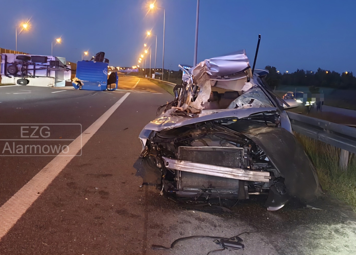 Wypadek osobówki i dostawczaka na A1 w rejonie Rokitnicy. Dwie osoby ranne, są utrudnienia 1 Wypadek osobówki i dostawczaka na A1 w rejonie Rokitnicy. Dwie osoby ranne, są utrudnienia