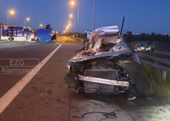 Wypadek osobówki i dostawczaka na A1 w rejonie Rokitnicy. Dwie osoby ranne, są utrudnienia