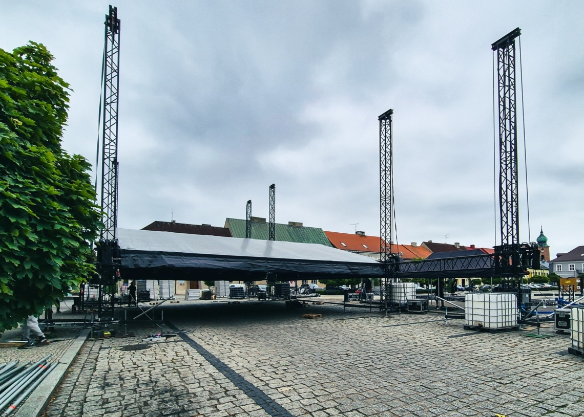 Koncert Małej Armii Janosika w Sieradzu. Utrudnienia w ruchu 1 Koncert Małej Armii Janosika w Sieradzu. Utrudnienia w ruchu