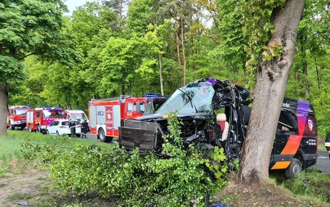 Groźny wypadek busa w powiecie radomszczańskim. Lądował śmigłowiec LPR 2 Groźny wypadek busa w powiecie radomszczańskim. Lądował śmigłowiec LPR