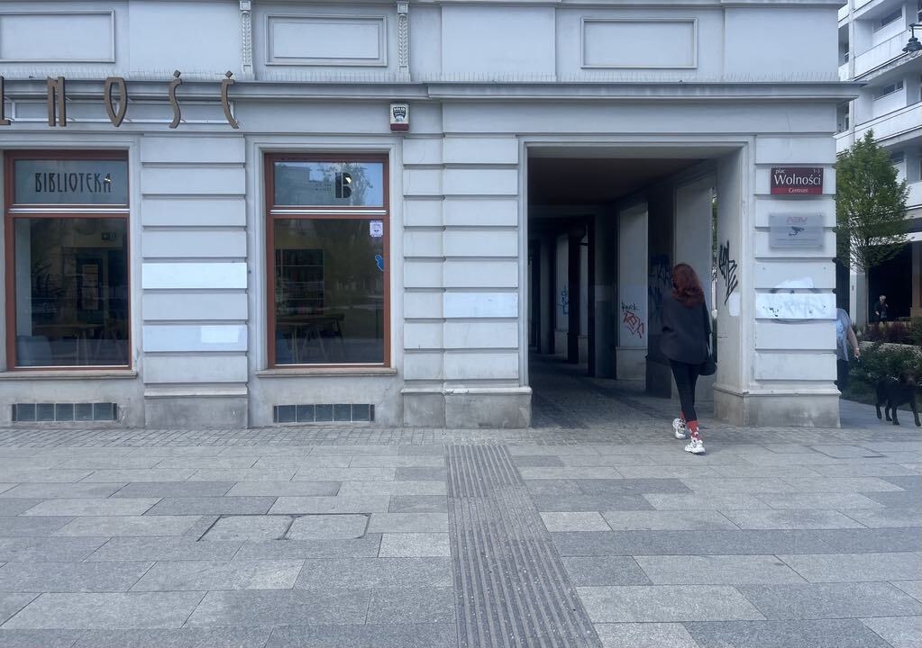 Plac Wolności wciąż dysfunkcyjny dla osób niewidomych. „Boimy się wychodzić z domu” [WIDEO]