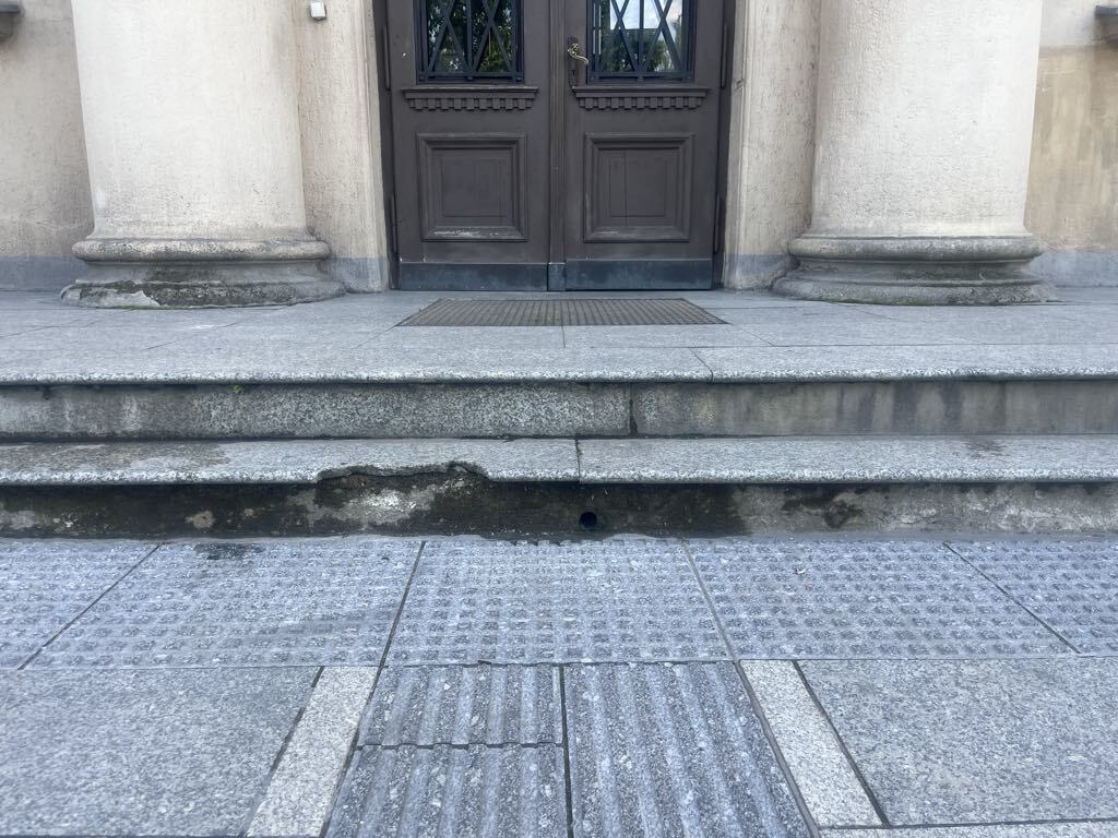 Plac Wolności wciąż dysfunkcyjny dla osób niewidomych. "Boimy się wychodzić z domu" [WIDEO]