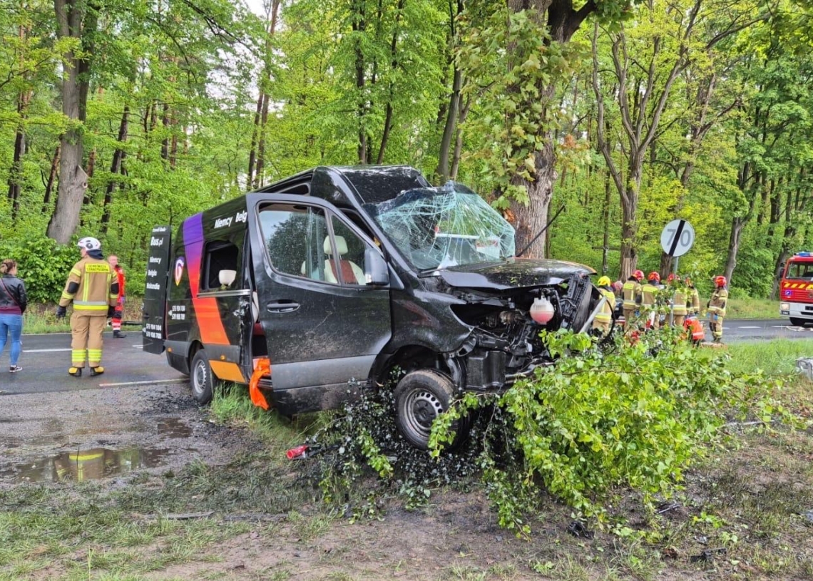 Groźny wypadek busa w powiecie radomszczańskim. Lądował śmigłowiec LPR 1 Groźny wypadek busa w powiecie radomszczańskim. Lądował śmigłowiec LPR
