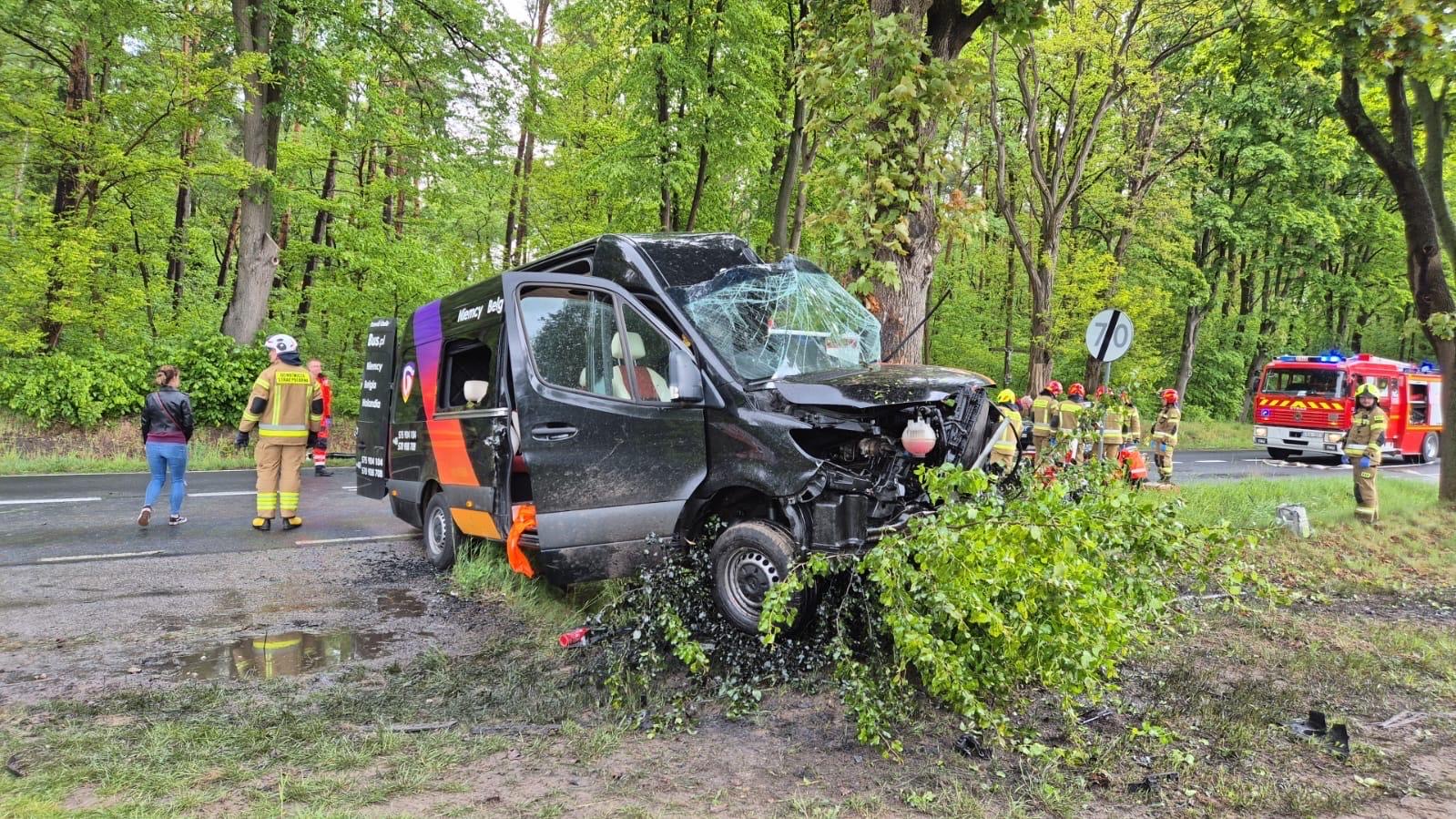 Groźny wypadek busa w powiecie radomszczańskim. Lądował śmigłowiec LPR