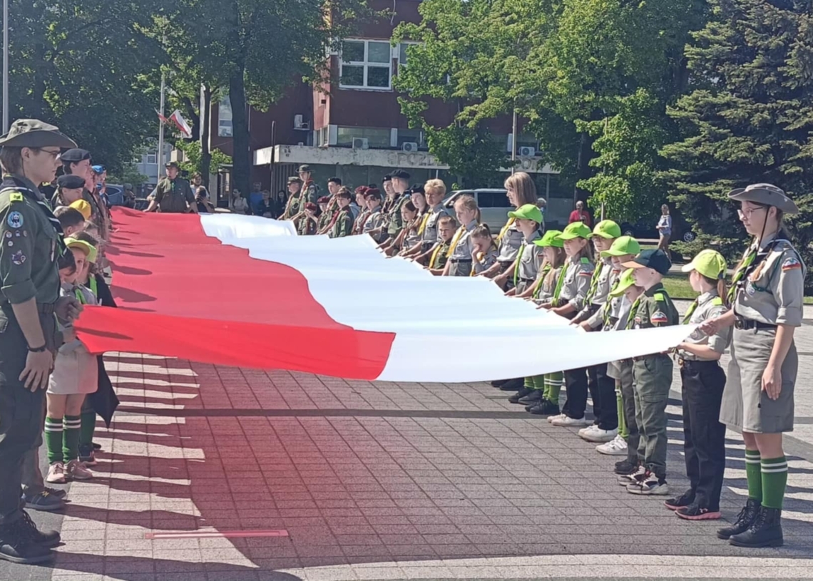 Uroczyste obchody Dnia Flagi w Sieradzu. "Biało-czerwona jednoczy i napawa nas dumą"