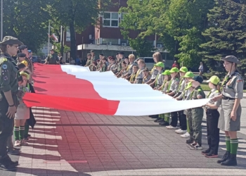 Uroczyste obchody Dnia Flagi w Sieradzu. "Biało-czerwona jednoczy i napawa nas dumą"