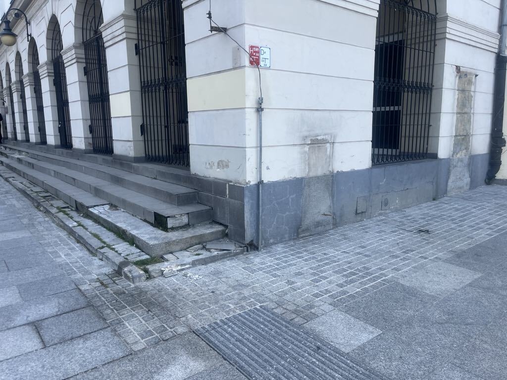 Plac Wolności wciąż dysfunkcyjny dla osób niewidomych. „Boimy się wychodzić z domu” [WIDEO]