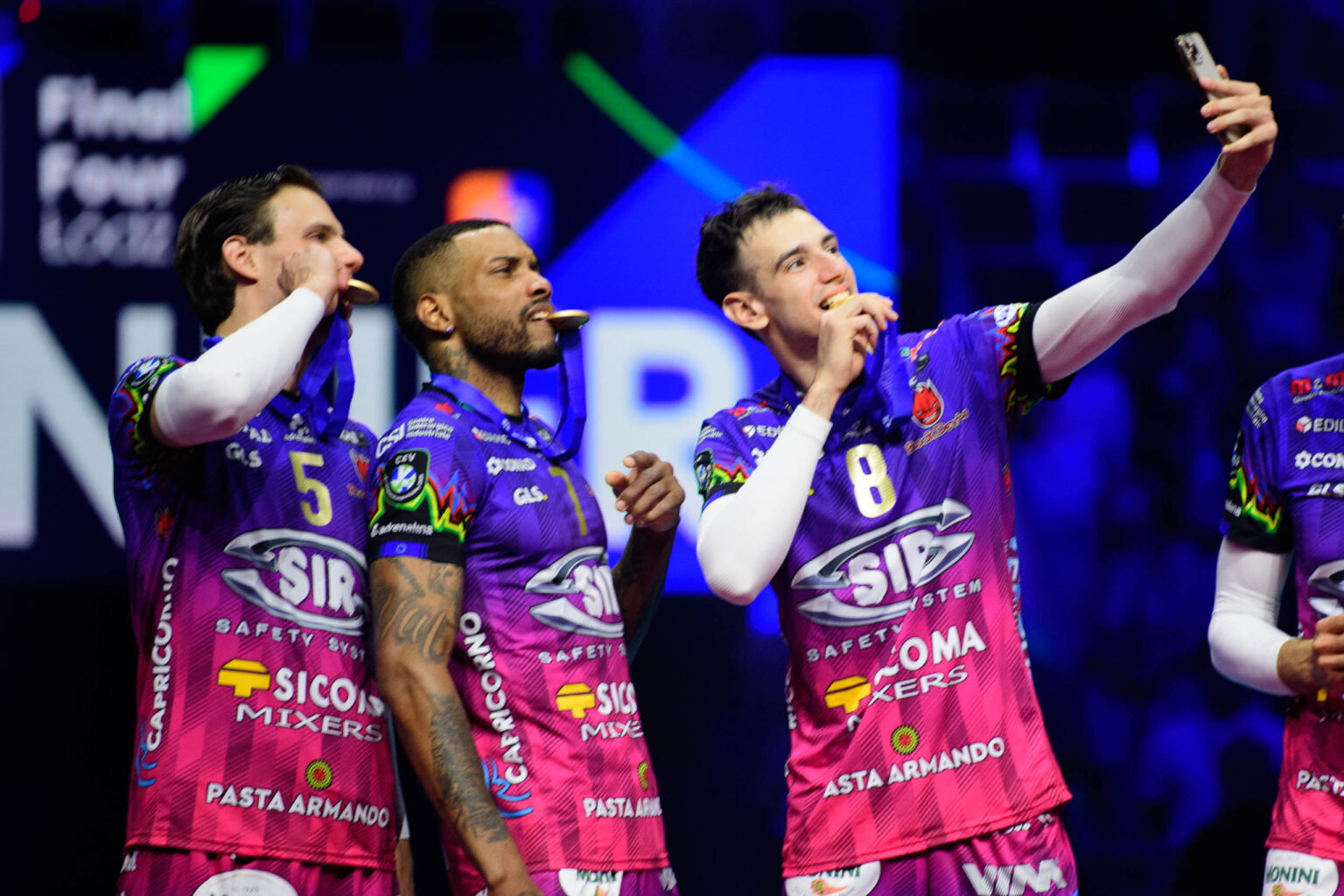 CEV Zwyciezcy dekoracja Fot Sebastian Szwajkowski 19