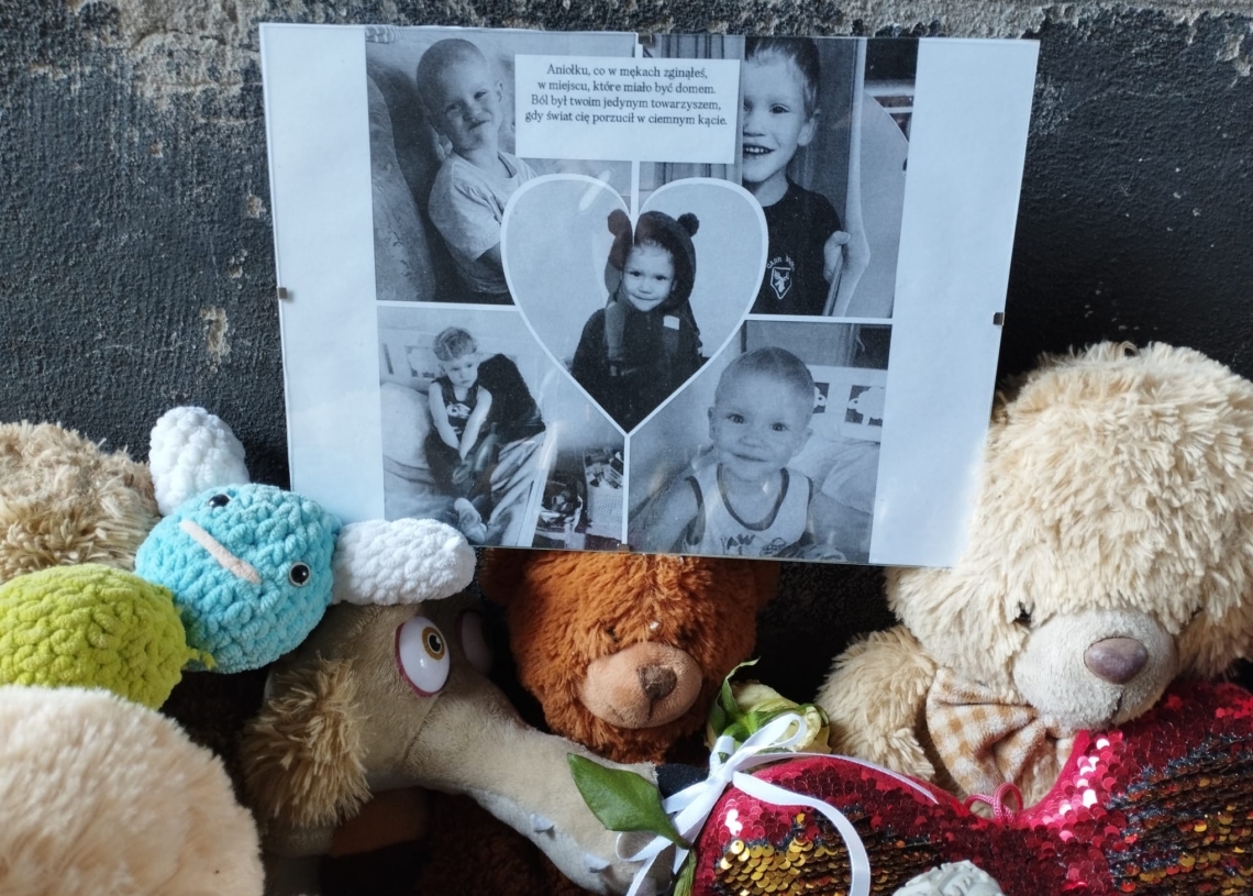 Nie milkną echa tragicznej śmierci 6-latka w Zduńskiej Woli. Sąsiedzi nic nie słyszeli?