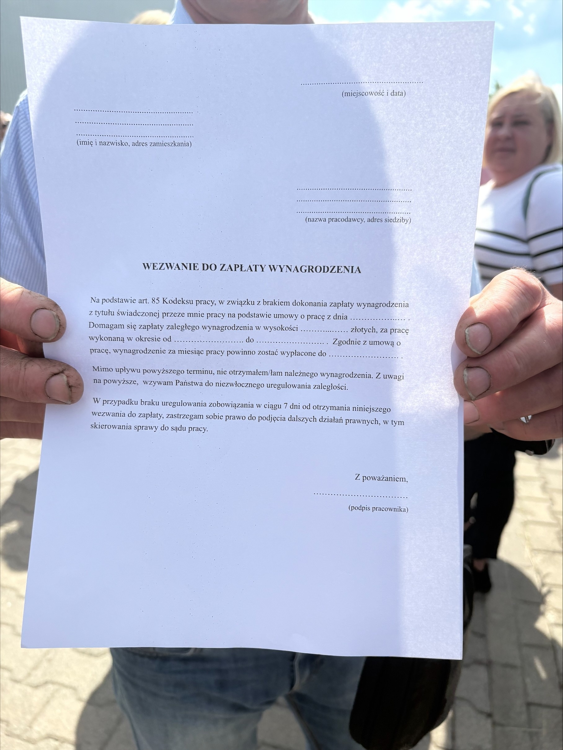 Strajk przed fabryką materaców w Łodzi. 300 osób domaga się wynagrodzenia za ostatnie miesiące pracy 3 Strajk przed fabryką materaców w Łodzi