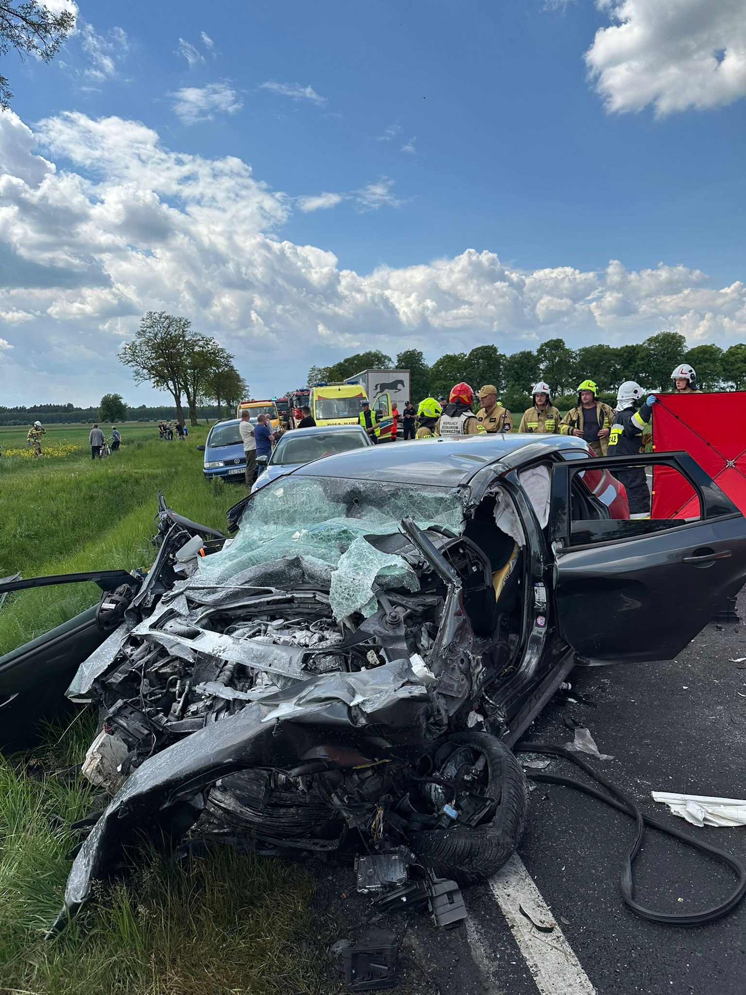 Śmiertelny wypadek na DK12. Rozbite cztery samochody, w tym więźniarka 2 Śmiertelny wypadek na DK12. Cztery rozbite samochody