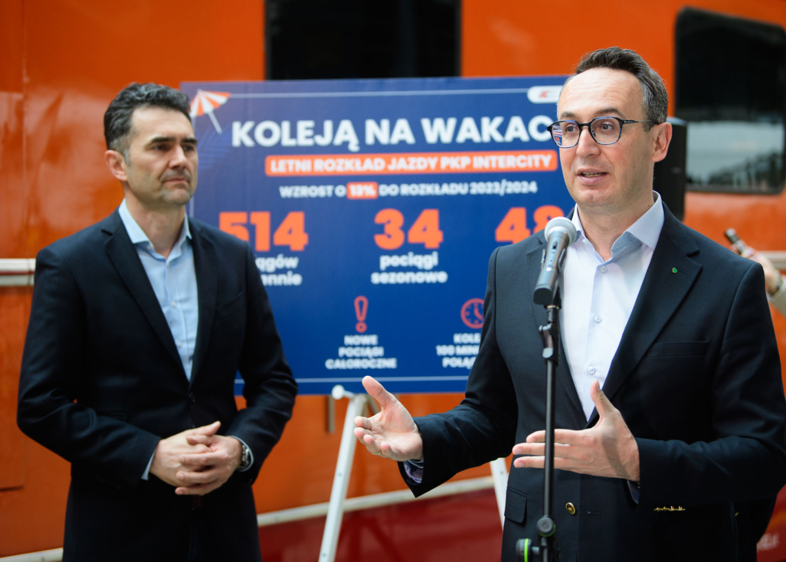 Więcej połączeń kolejowych na wakacje i krótsza podróż do Warszawy. Zmiany dla pasażerów z Łodzi [ZDJĘCIA]