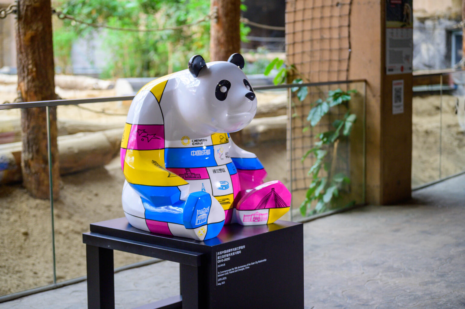 Pomnik pandy w lodzkim zoo Fot Sebastian Szwajkowski 2