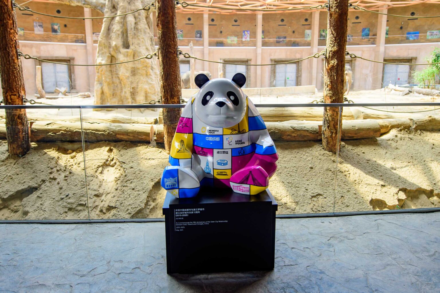 Pomnik pandy w lodzkim zoo Fot Sebastian Szwajkowski 7