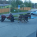 Nietypowa sytuacja w Poddębicach. Mężczyzna wjechał na parking komendy policji... powozem konnym [WIDEO]