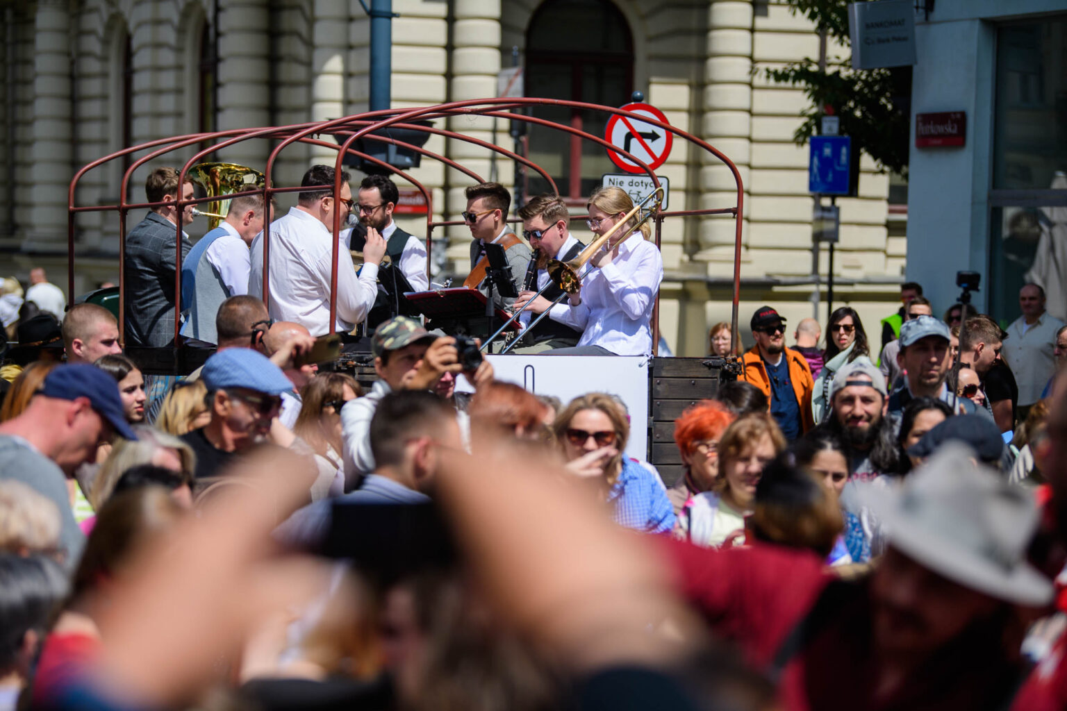 Swingowy spacer ulica Piotrkowska Fot Sebastian Szwajkowski 18