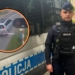 Chwile grozy na torach w Radomsku, kobieta wjechała na zamknięty przejazd. Uratował ją policjant [WIDEO]
