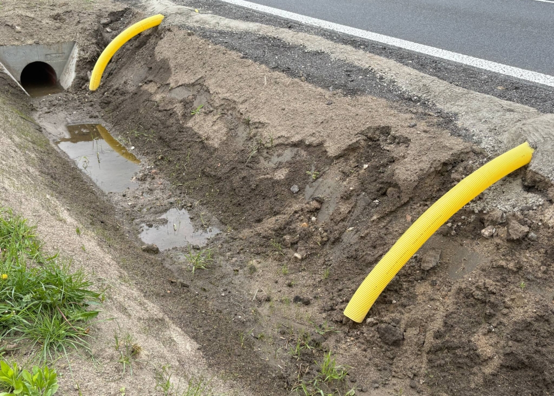 Kontrowersyjne rowy melioracyjne przy Brzezińskiej w Łodzi. Mieszkańcy pytają o żółte plastikowe rury 1 Kontrowersyjne rowy melioracyjne przy Brzezińskiej w Łodzi. Mieszkańcy pytają o żółte plastikowe rury