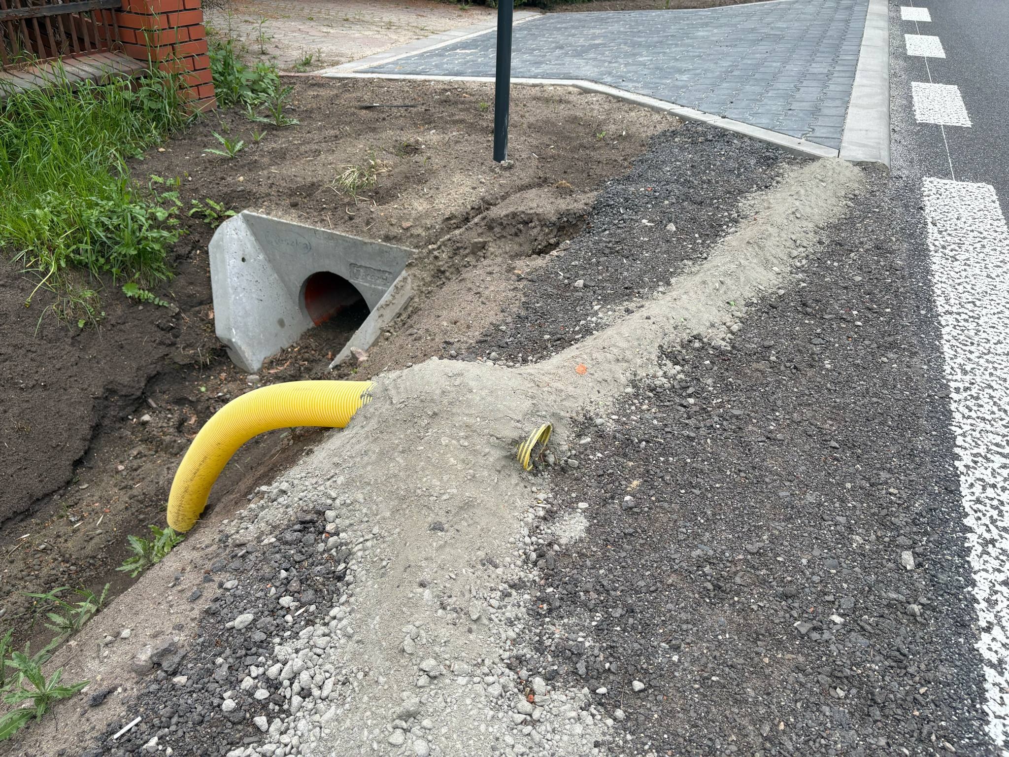 Kontrowersyjne rowy melioracyjne przy Brzezińskiej w Łodzi. Mieszkańcy pytają o żółte plastikowe rury 2 Kontrowersyjne rowy melioracyjne przy Brzezińskiej w Łodzi. Mieszkańcy pytają o żółte plastikowe rury