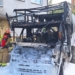 W Sieradzu spłonął kamper. Uszkodzone są 4 inne auta i blok mieszkalny [ZDJĘCIA]