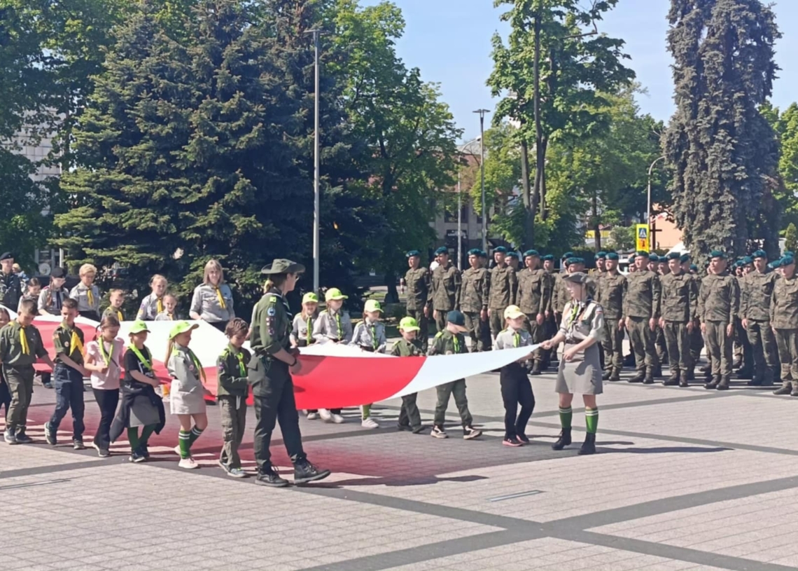 Uroczyste obchody Dnia Flagi w Sieradzu. „Biało-czerwona jednoczy i napawa nas dumą”