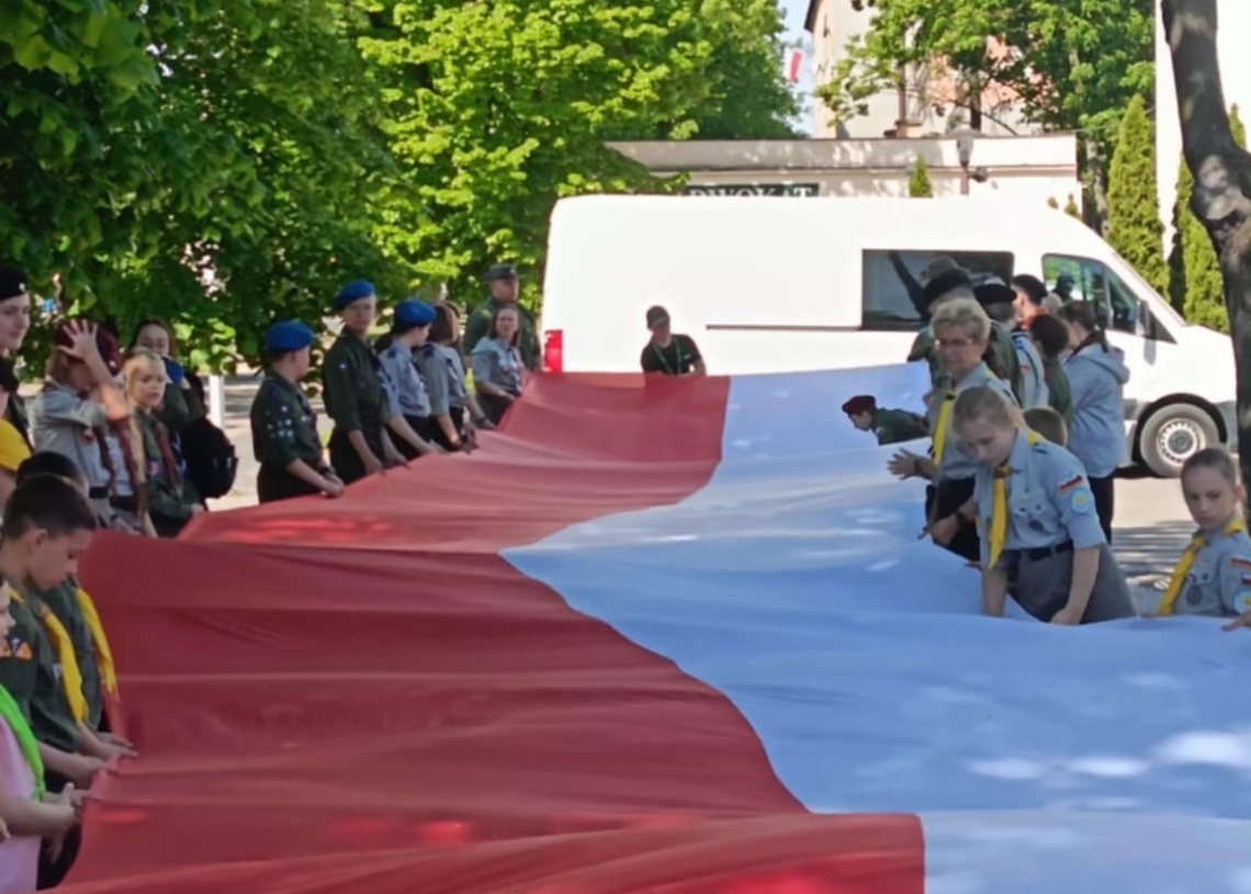 Uroczyste obchody Dnia Flagi w Sieradzu. „Biało-czerwona jednoczy i napawa nas dumą”