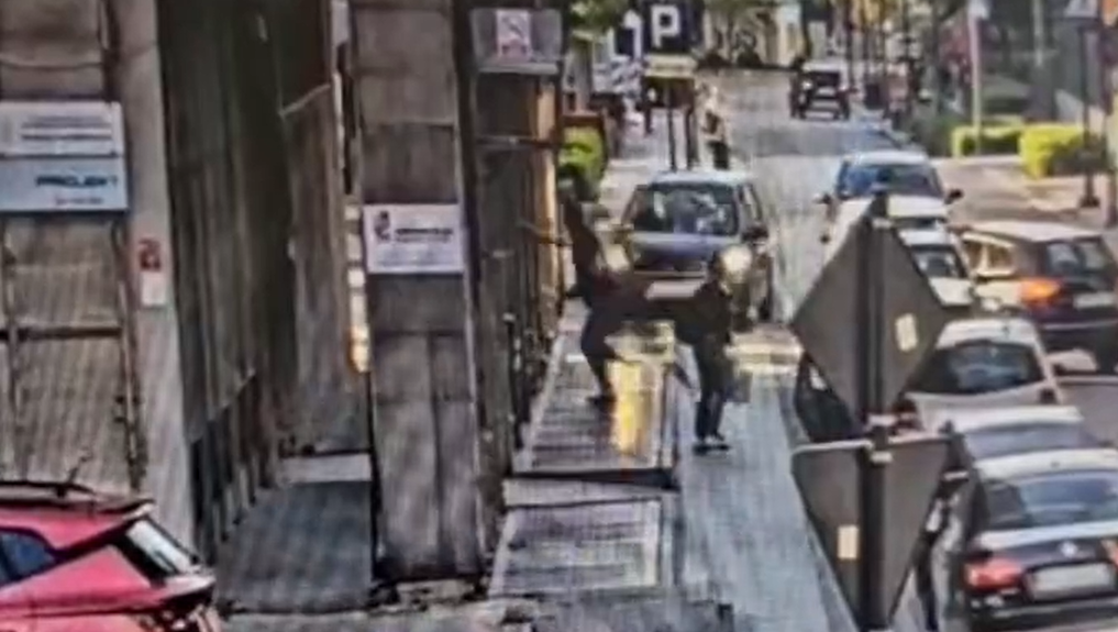 Uciekali chodnikiem, uderzyli w 4 zaparkowane pojazdy [WIDEO]