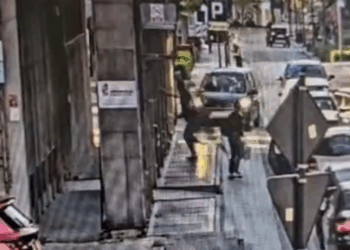 Uciekali chodnikiem, uderzyli w 4 zaparkowane pojazdy [WIDEO]