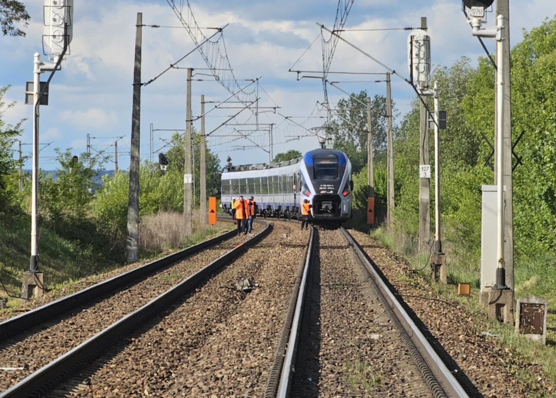 Samochód wjechał pod pociąg w miejscowości Raciborowice. Nie żyje jedna osoba