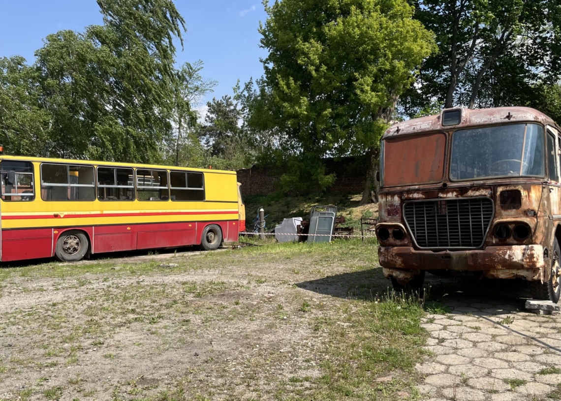 Gratka dla miłośników komunikacji miejskiej w zajezdni na Brusie. Majówkowa wystawa starych tramwajów i autobusów