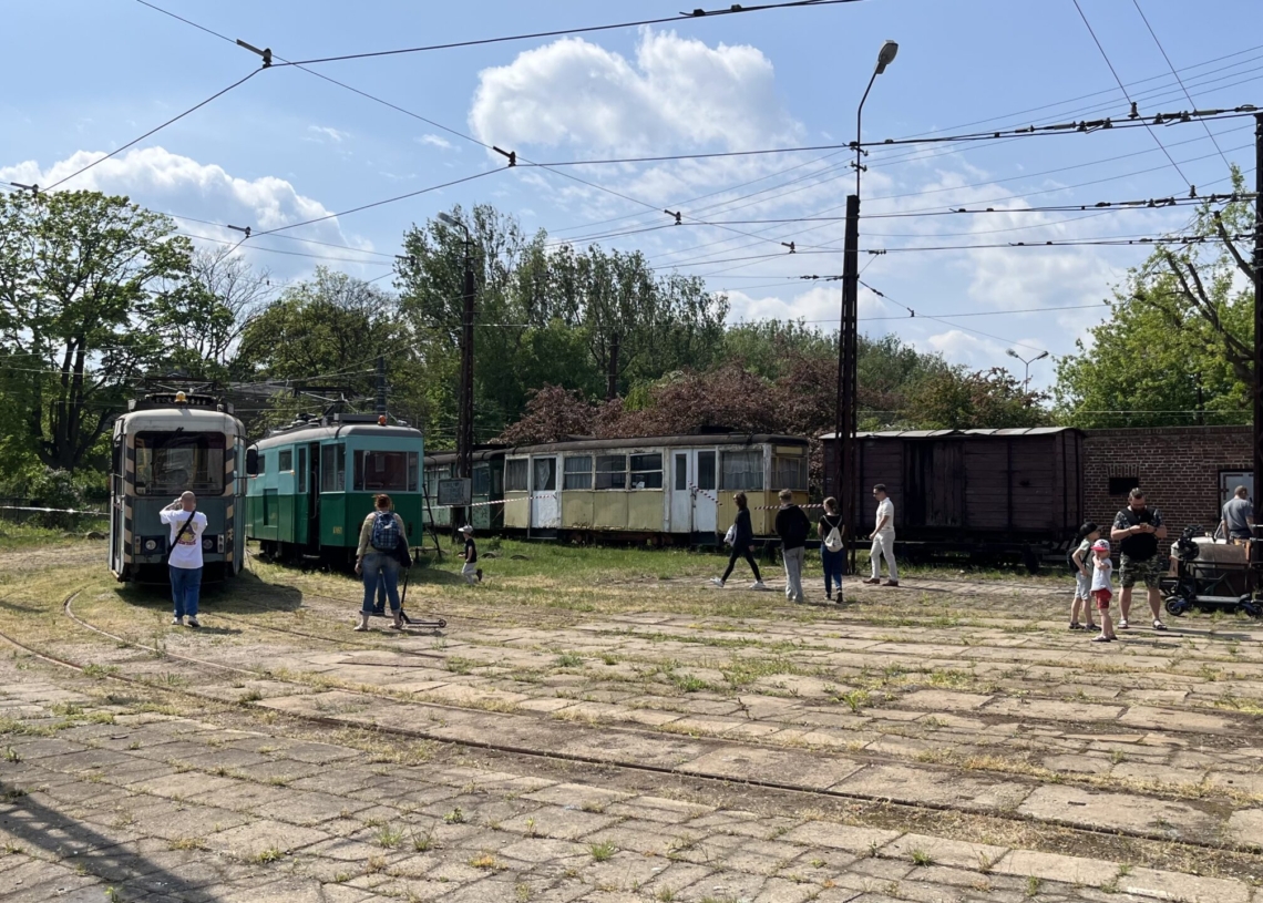 Gratka dla miłośników komunikacji miejskiej w zajezdni na Brusie. Majówkowa wystawa starych tramwajów i autobusów
