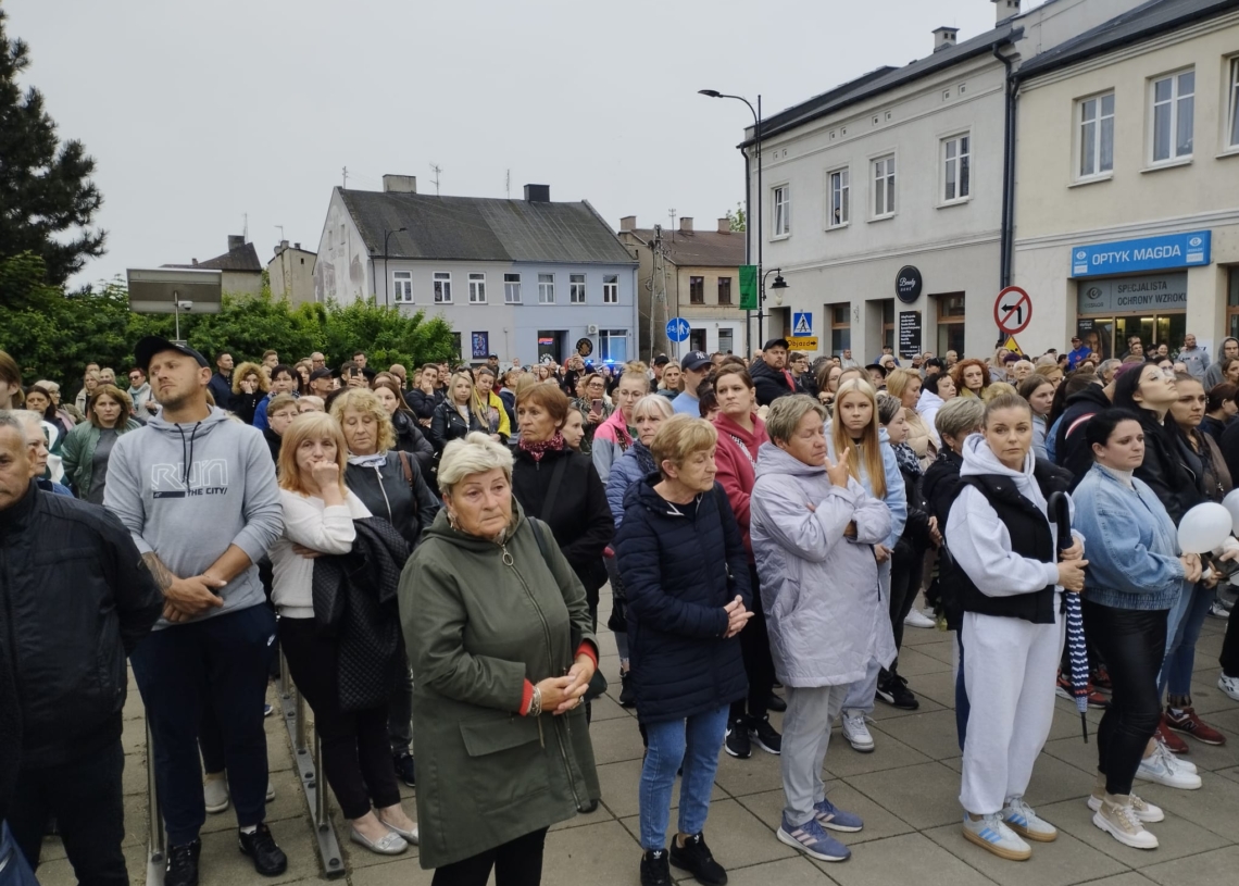 Marsz milczenia w Zduńskiej Woli. Setki osób uczciły pamięć 6-letniego Maksa [ZDJĘCIA]