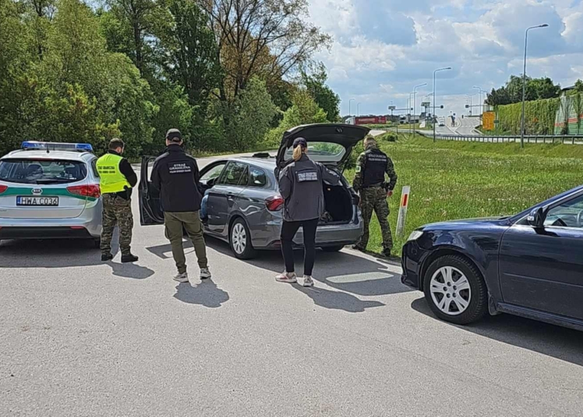Nielegalni migranci pod Piotrkowem Trybunalskim. Zostali zatrzymani na S8