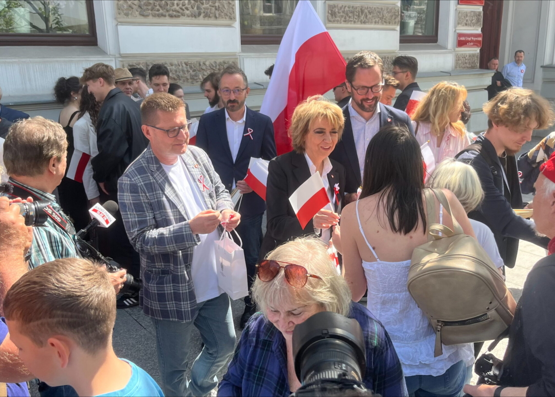 Dzień Flagi RP. Radni KO i prezydent Łodzi rozdawali flagi mieszkańcom
