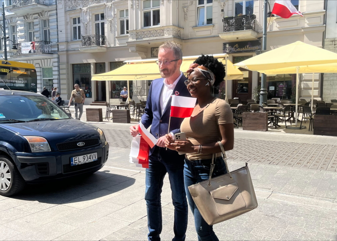 Dzień Flagi RP. Radni KO i prezydent Łodzi rozdawali flagi mieszkańcom