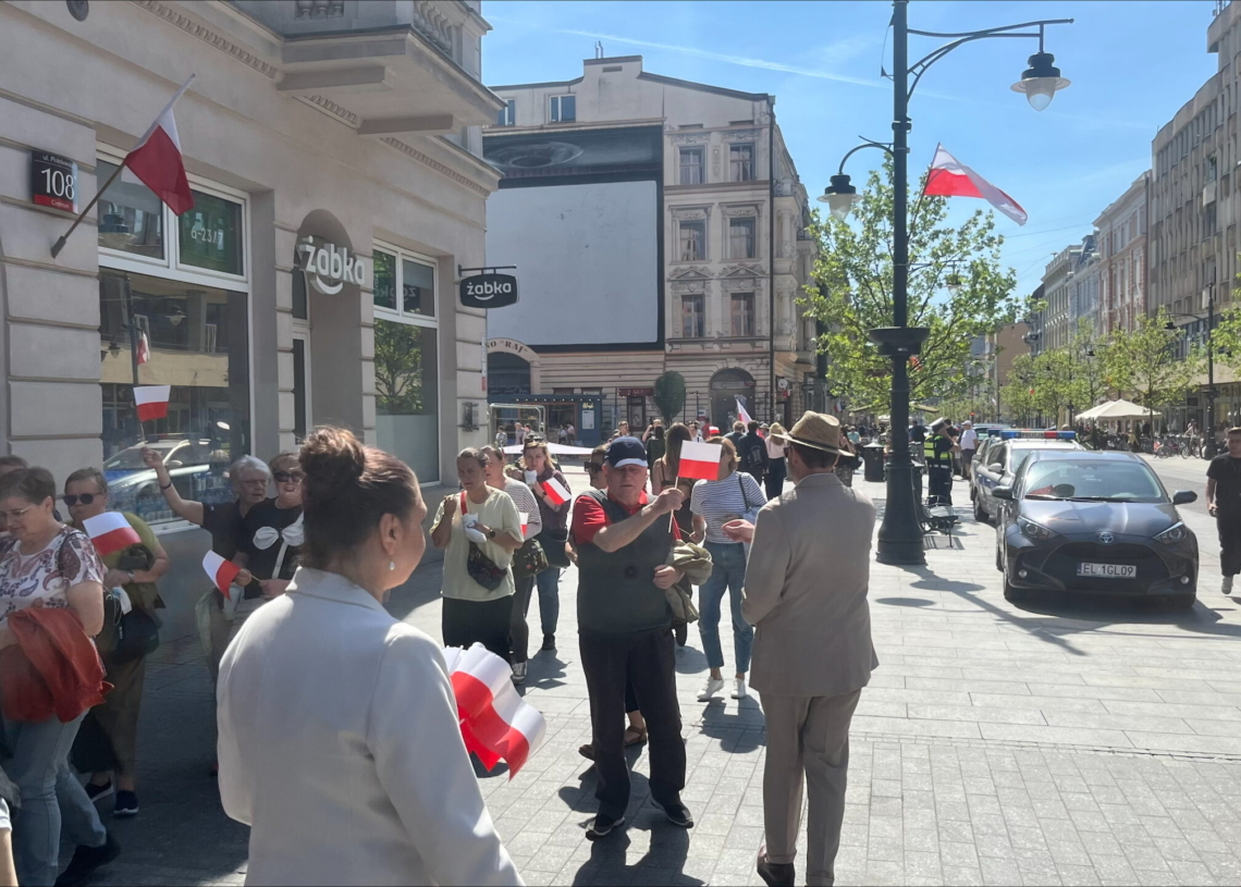 Dzień Flagi RP. Radni KO i prezydent Łodzi rozdawali flagi mieszkańcom