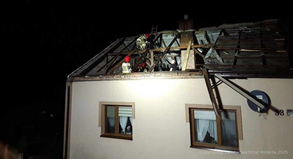 Trudna noc w Łódzkiem: połamane drzewa, uszkodzone dachy, podtopienia. Strażacy interweniowali aż 52 razy