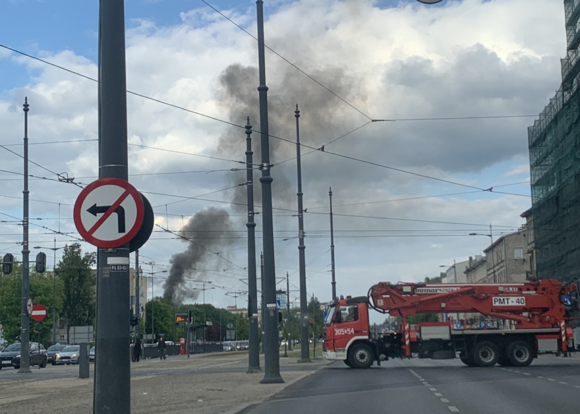 Pożar w centrum Łodzi - zapaliła się opuszczona kamienica, trzy osoby zostały ewakuowane