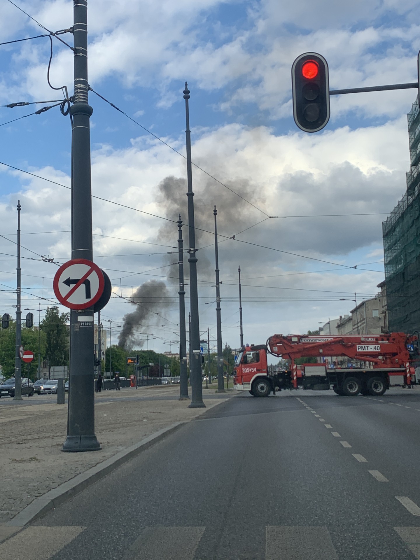 Pożar w centrum Łodzi - zapaliła się opuszczona kamienica, trzy osoby zostały ewakuowane