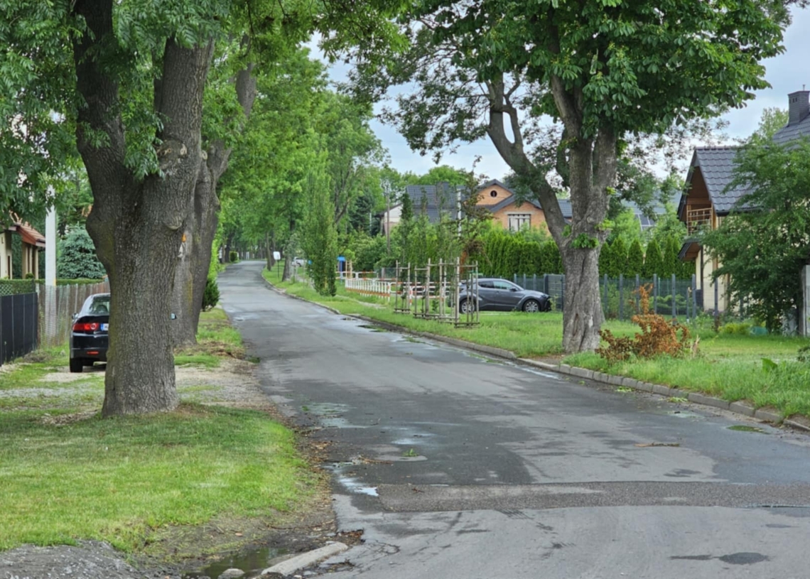 Samochodowy problem mieszkańców ulicy Żwirki w Piotrkowie Trybunalskim. „Odwiedzający baseny będą parkować na naszych posesjach”