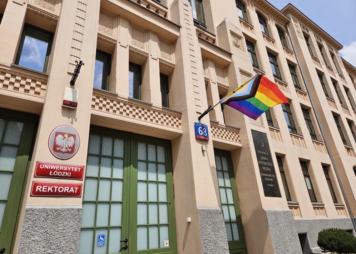 Tęczowa flaga wróciła na budynek UŁ. I nadal budzi kontrowersje
