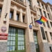 Tęczowa flaga wróciła na budynek UŁ. I nadal budzi kontrowersje