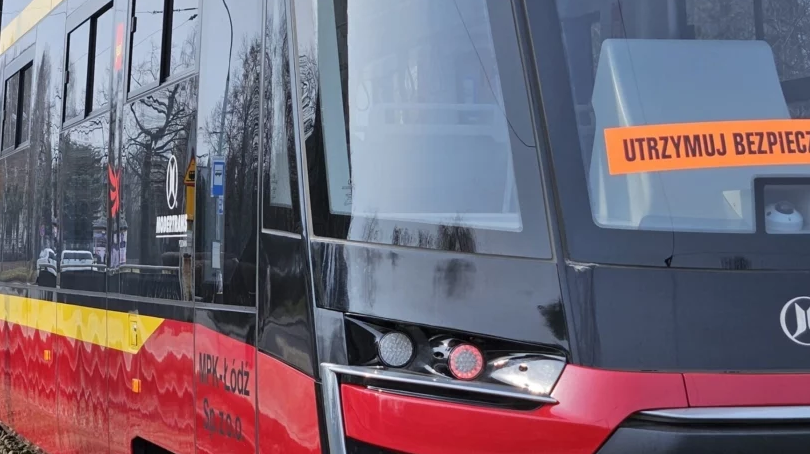 Stanęły tramwaje w centrum Łodzi. Utrudnienia na 5 liniach 1 MPK Łódź ma problem z realizowaniem kursów? Brakuje ponad 100 kierowców i motorniczych