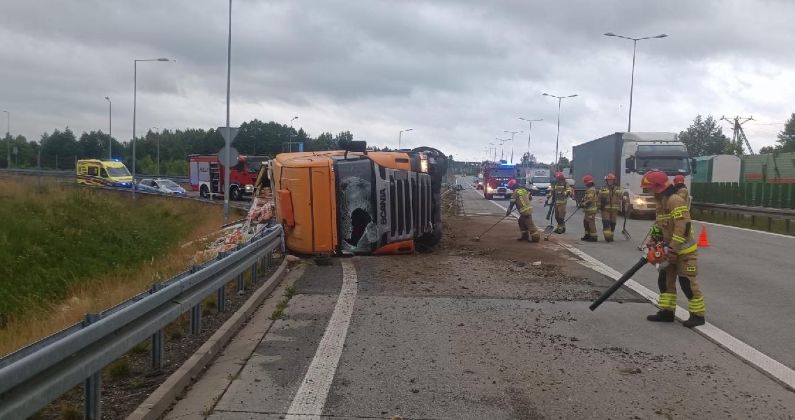 TIR wjechał w barierki i przewrócił się na bok. Utrudnienia na S8