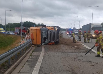 TIR wjechał w barierki i przewrócił się na bok. Utrudnienia na S8