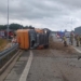 TIR wjechał w barierki i przewrócił się na bok. Utrudnienia na S8
