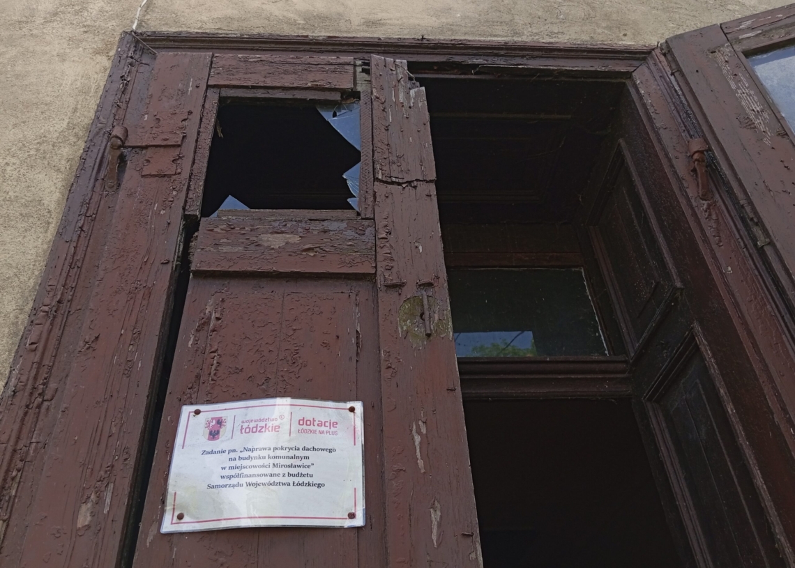 Woda z hydrantu, zewnętrzna toaleta i… światłowód. Realia życia mieszkańców dworku w Mirosławicach