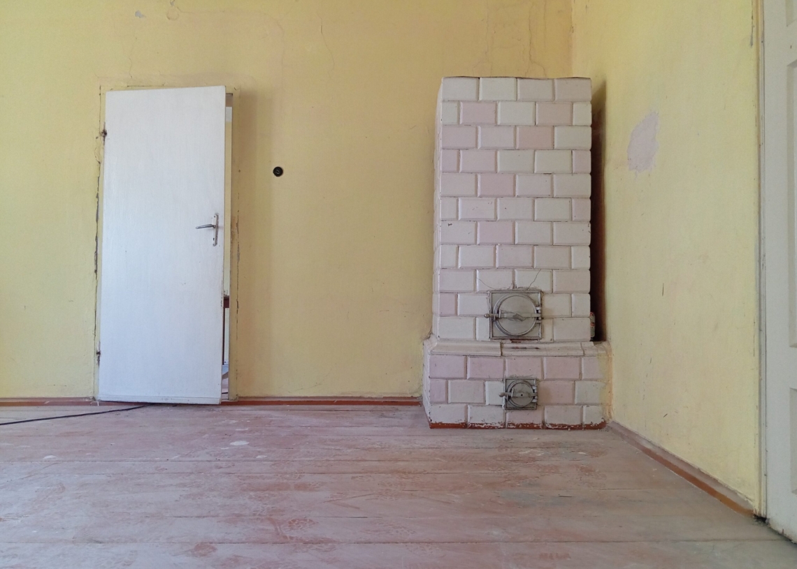 Woda z hydrantu, zewnętrzna toaleta i… światłowód. Realia życia mieszkańców dworku w Mirosławicach