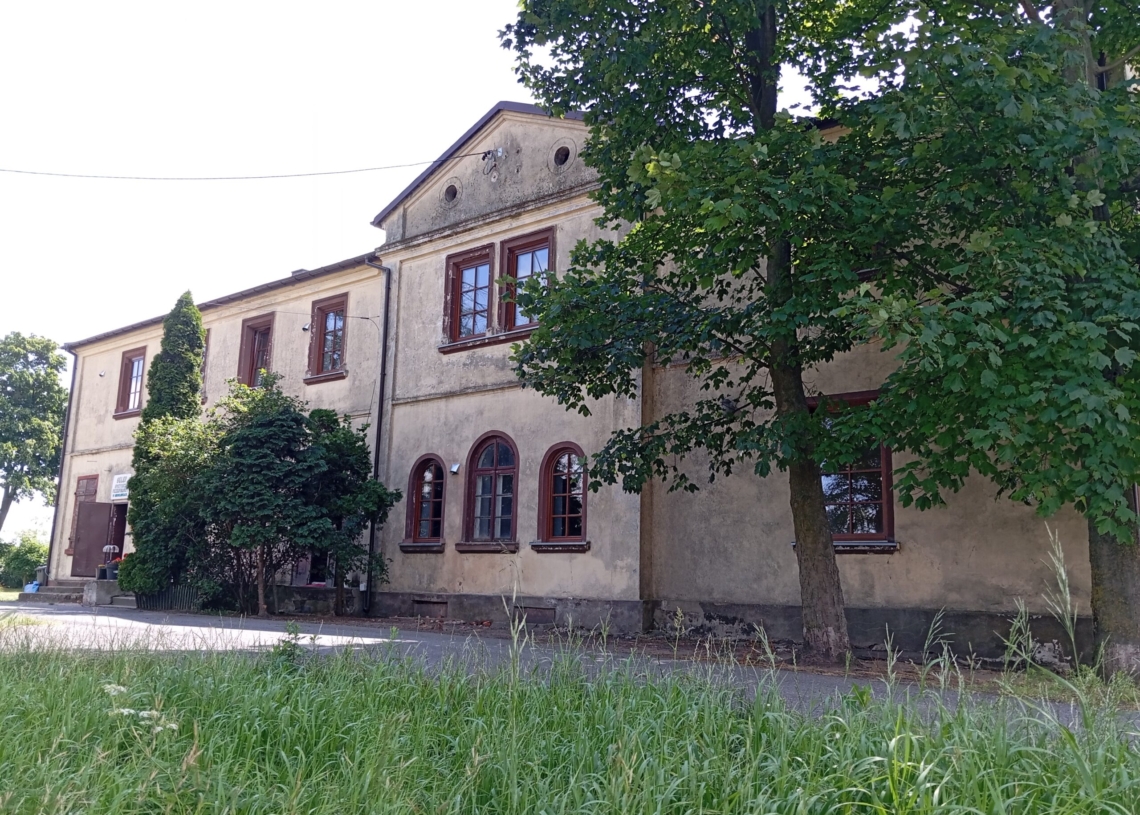 Woda z hydrantu, zewnętrzna toaleta i… światłowód. Realia życia mieszkańców dworku w Mirosławicach