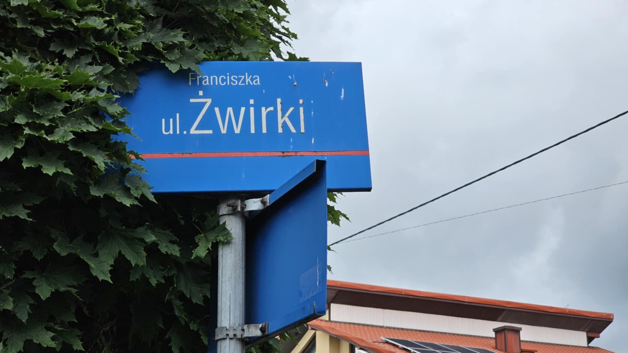 Samochodowy problem mieszkańców ulicy Żwirki w Piotrkowie Trybunalskim. "Odwiedzający baseny parkują na naszych posesjach"